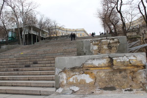 Штукатурка парапета Потёмкинской лестницы отстала от основания