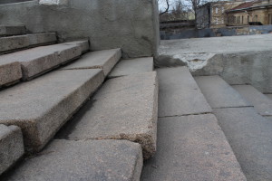 Выпадание гранитных ступеней из ложа Потёмкинской лестницы
