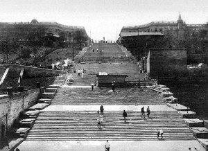 Запечатлён процесс реставрации Потёмкинской лестницы в конце 20-х годов прошлого века.