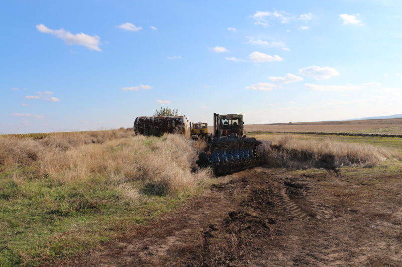 Кировцы, Джон Диры и другая техника незаконно распахивающая земли заказника Украины -Тарутинская степь.