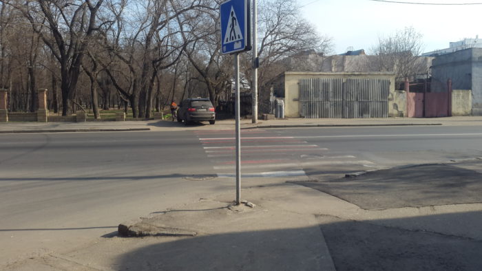 Незаконный въезд со стороны ул. Мечникова,  который хотят превратить  в автодорогу  до ул. Водопроводной  прямо по парку.