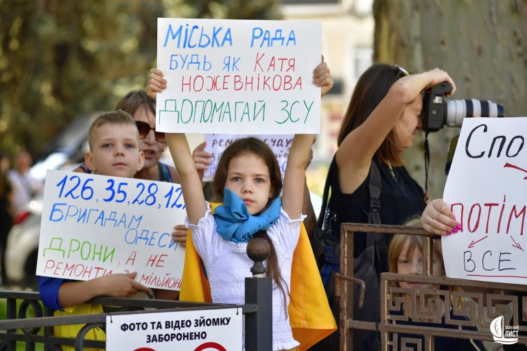 Протест проти непріоритетних витрат під Одеською міськрадою