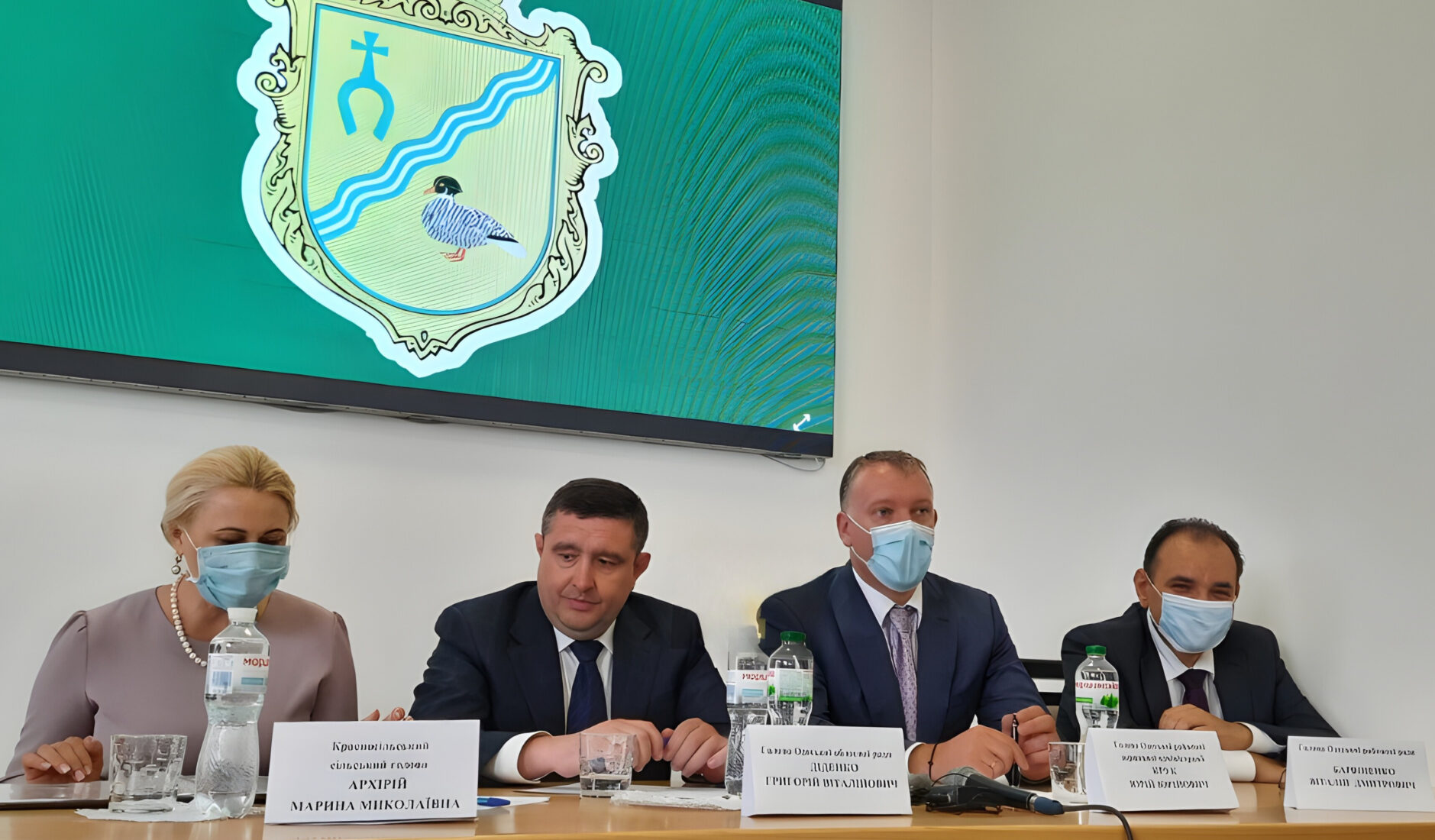 19.05.2021, Красносільська сільська рада. Обговорення рішення про будівництво дороги вздовж заплави Куяльницького лиману за участі (зліва направо): Марина Архирій-Красносільський сільський голова, Григорій Діденко- голова Одеської обласної ради (фракція «Слуга народу»), Юрій Крук-голова Одеської районної державної адміністрації Одеської області, Віталій Барвіненко-голова Одеської районної ради.