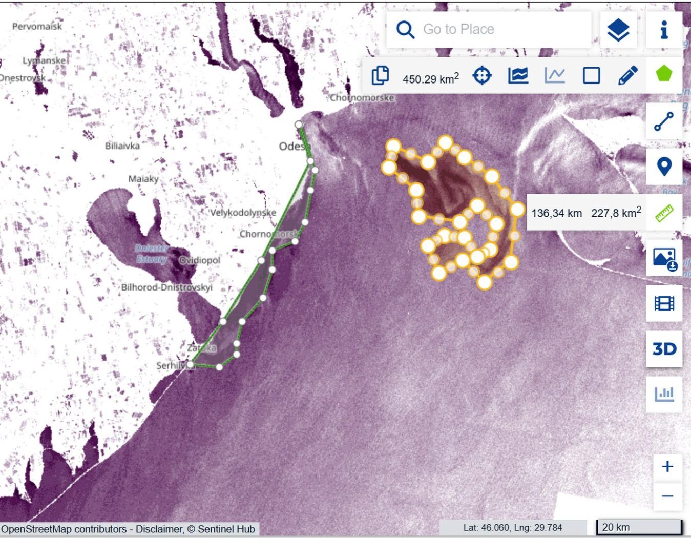 Рис. 9б. SAR Sentinel-1 IW VV+VH. Акваторія Одеської затоки, 3 травня 2026 р. Пляма розкололась на дві компоненти: циклонічна у відкритому морі 450,29 км² (жовтий полігон) дрейфує у бік Тендрівської коси; берегова стрічка 227,8 км² / периметр 136,34 км (зелений полігон) тягнеться від Одеси до Сергіївки. Масштаб: 20 км. Sentinel Hub EO Browser, вимірювання автора.