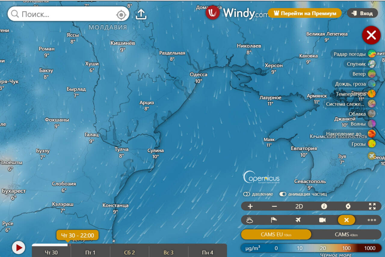 Рис. 8. Windy.com, CAMS EU 10km, 30.04.2026 22:00 UTC. Південно-східний вітер (нагінний напрямок) притискає поверхневі води до узбережжя Одещини, сприяючи формуванню берегової стрічки забруднення від Одеси до Сергіївки.