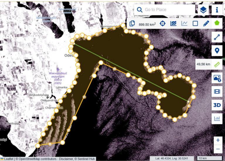 Рис. 7. SAR Sentinel-1 IW VV+VH. Акваторія Одеської затоки, 30 квітня 2026 р. Верифікована площа – 899,50 км² (оранжевий полігон). Максимальна протяжність плями – 49,56 км. Пляма охоплює акваторію від Чорноморська до Одеси і розвертається у бік НПП «Тузлівські лимани». Масштаб: 10 км. Sentinel Hub EO Browser, вимірювання автора.