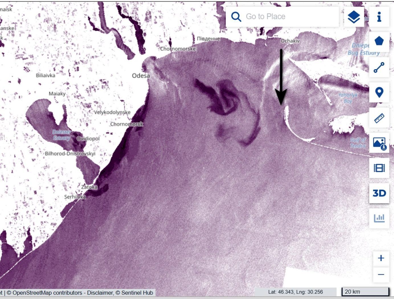 Рис. 9а. SAR Sentinel-1 IW VV+VH. Акваторія Одеської затоки, 3 травня 2026 р. Загальна картина розподілу плями без полігонів. Видно циклонічну структуру у відкритому морі та берегову стрічку. Стрілкою позначена Тендрівська коса. Масштаб: 20 км. Copernicus Sentinel data 2026.