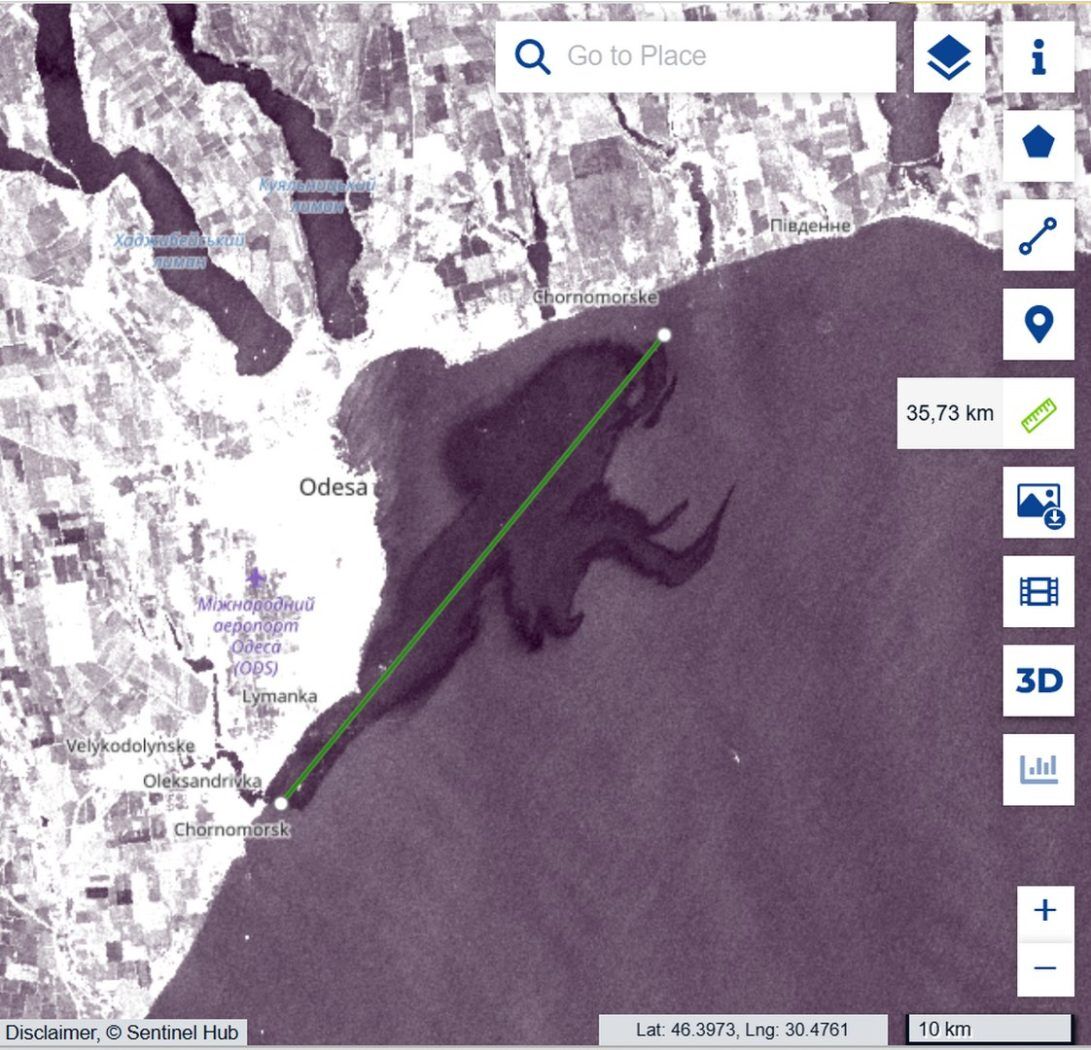 Рис. 4. SAR Sentinel-1 IW VV+VH. Акваторія між портом Чорноморськ та м. Одеса, 28 квітня 2026 р. Довжина аномалії – 35,73 км. Масштаб: 10 км. Sentinel Hub EO Browser, вимірювання автора.