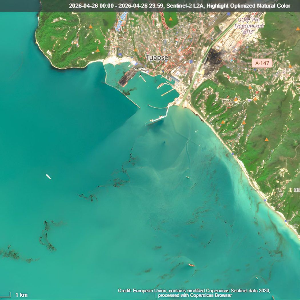 Sentinel-2 L2A, Highlight Optimized Natural Color, Туапсе, 26 квітня 2026. Туапсинський НПЗ (ООО РН) і нафтові тяжі у відкритому морі. Окремі слики. Масштаб: 1 км. Copernicus Sentinel data 2026.]