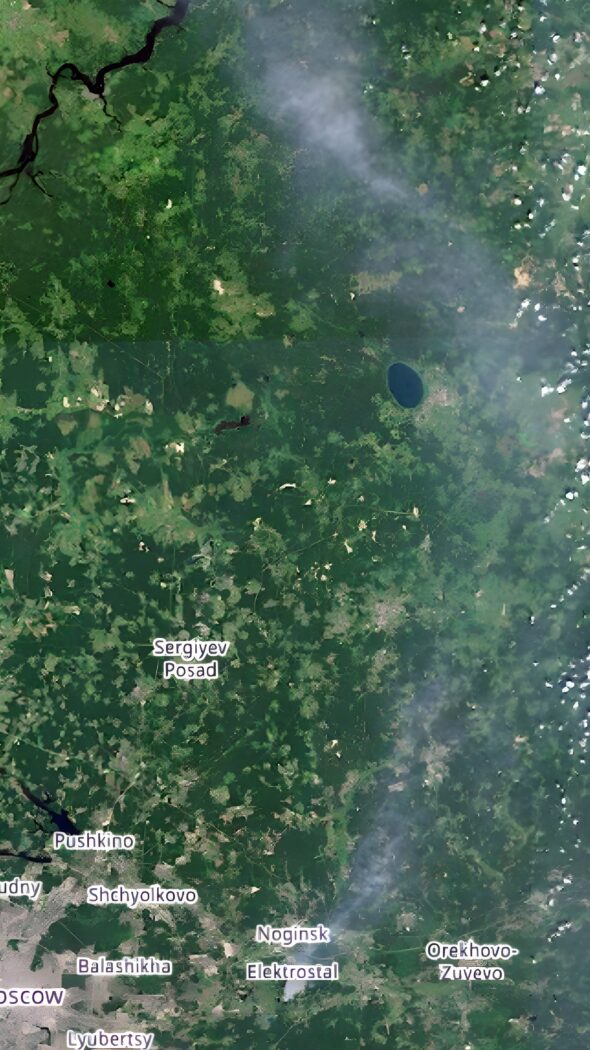 Супутниковий знімок Sentinel-2 району Електросталі та Ногінська із просторово протяжним шлейфом продуктів горіння.